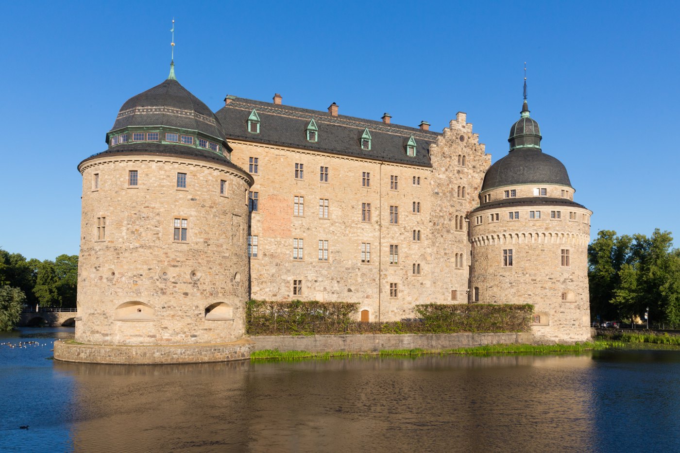 Örebro slott vid Svartån i kvällsljus