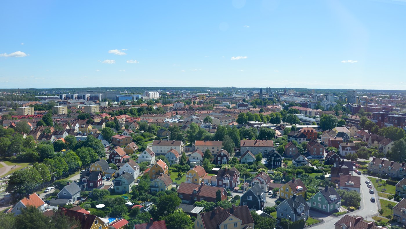 Utsikt över centrala Örebro från Svampen, juni 2022